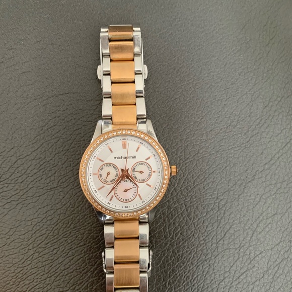 Elevate your look with this great statement piece - Picture 2 of 2